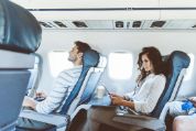 Mann und Frau sitzen hintereinander im Flugzeug Mann und Frau sitzen hintereinander im Flugzeug